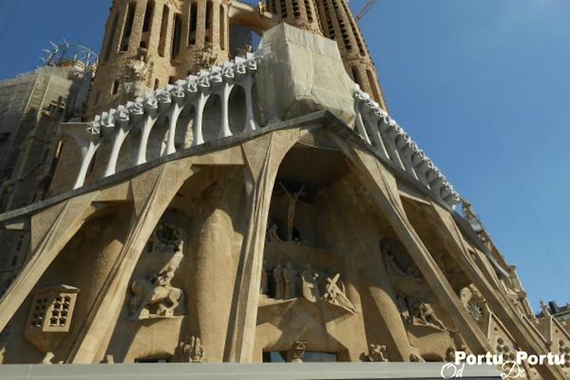 Rzeźby na budynku La Sagrada Familia